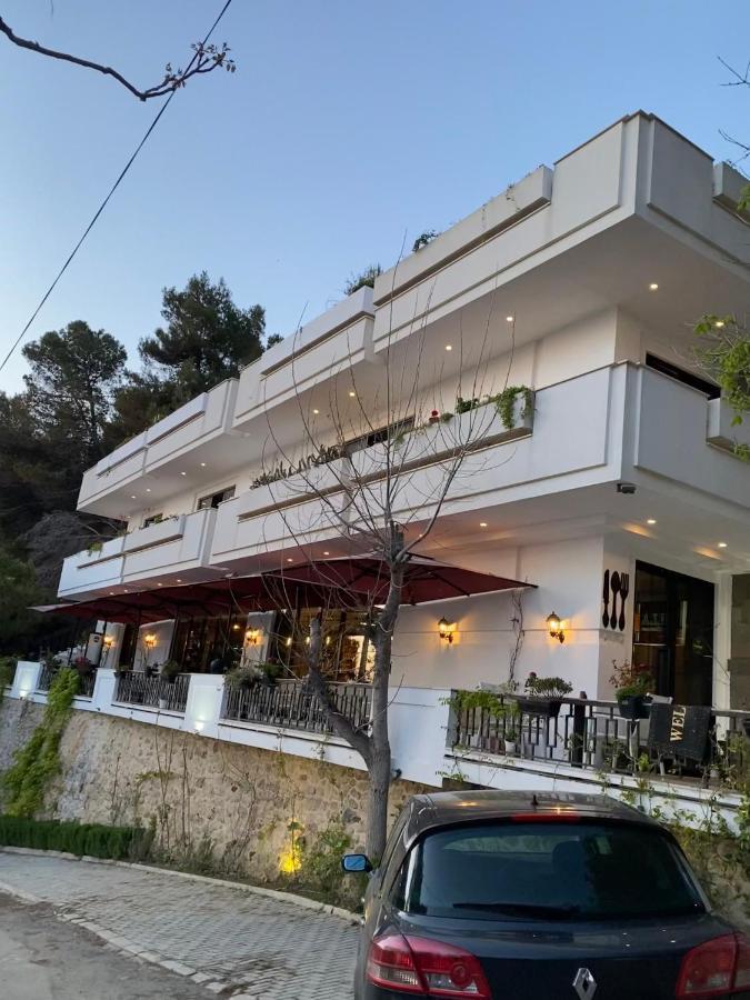 Villa D Hotel-Restaurant-Private Beach Durres Exterior photo