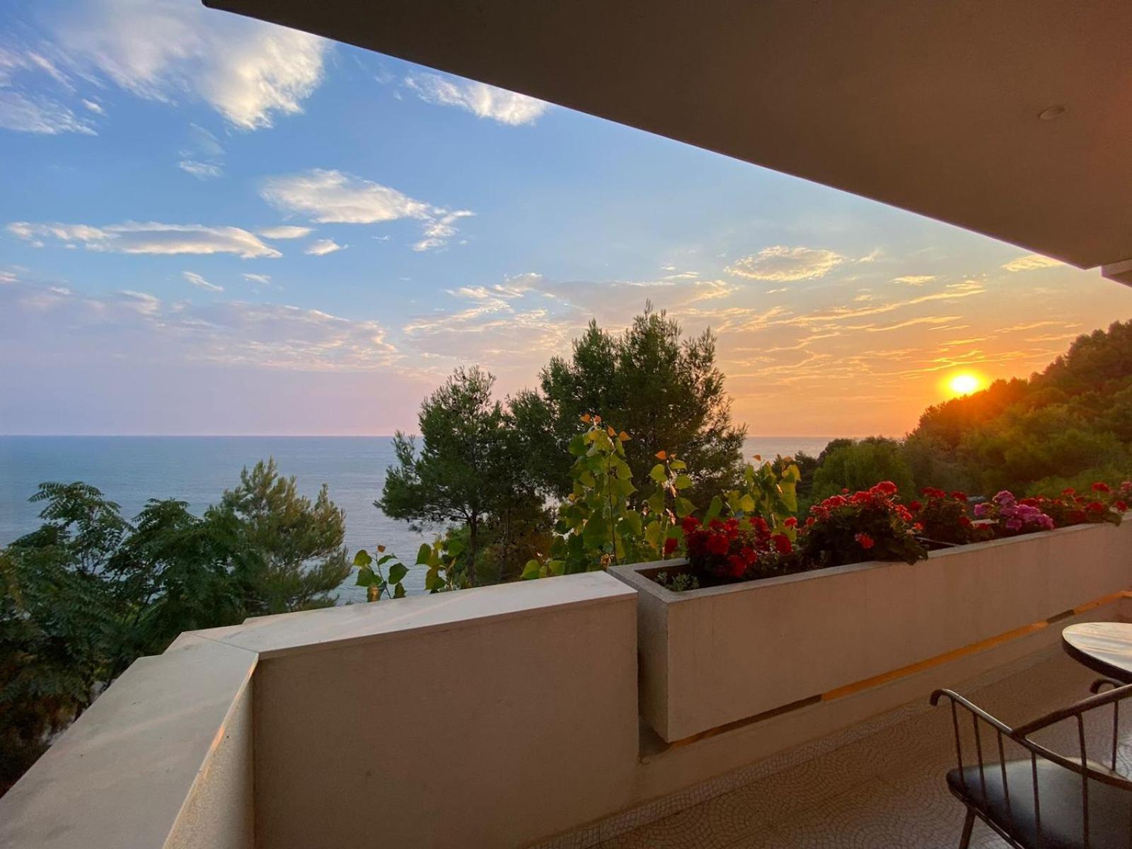 Villa D Hotel-Restaurant-Private Beach Durres Exterior photo